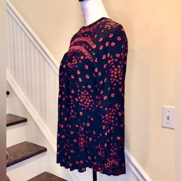 FREE PEOPLE Black Boho Tunic w Smocked Detail and Red Floral Pattern Sz Small - Picture 3 of 15